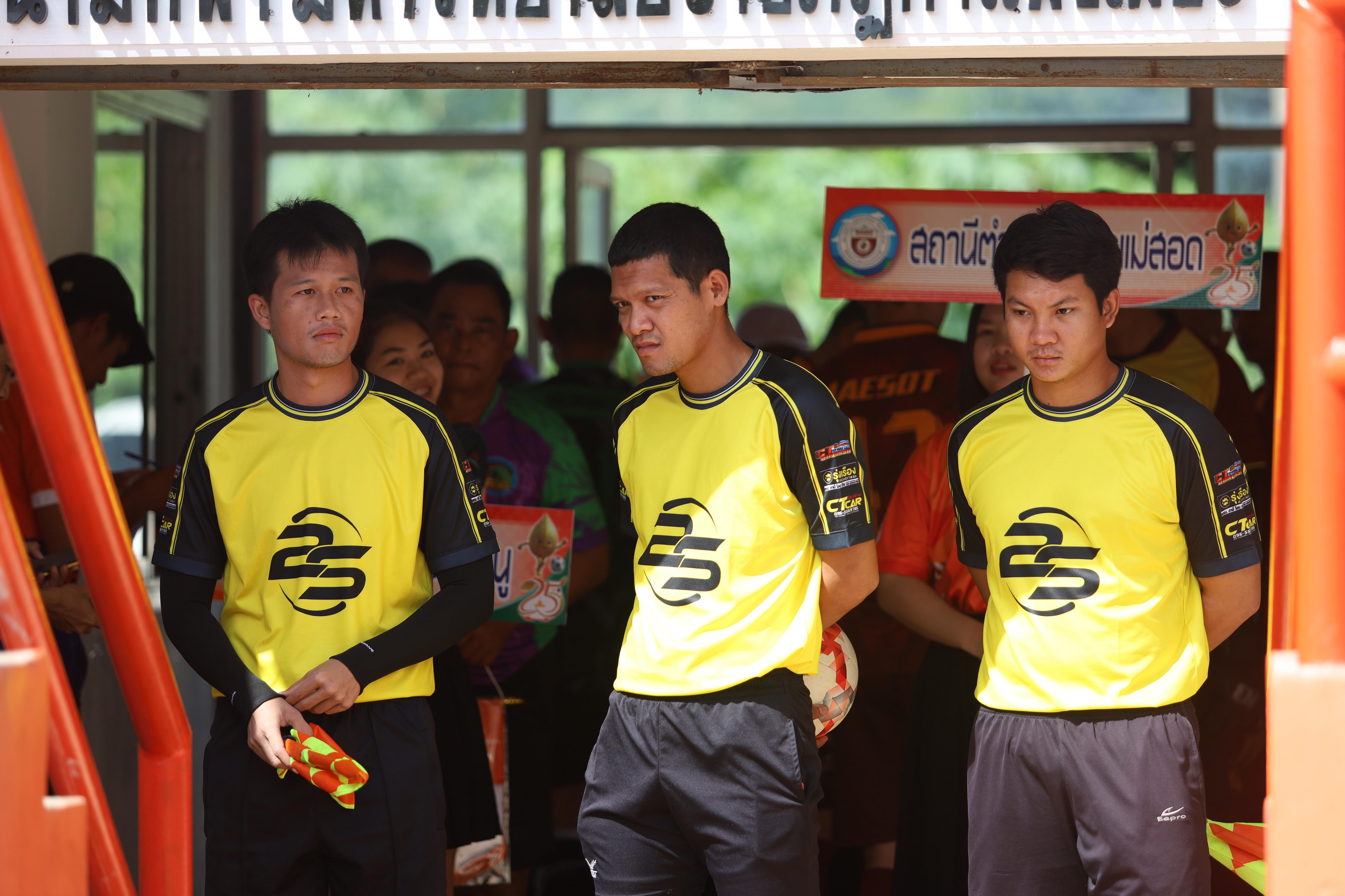 2. ฟุตบอล11คนหน่วยงาน25ปีkprums นฉ.ราชมนูVSสภอ.แม่สอด