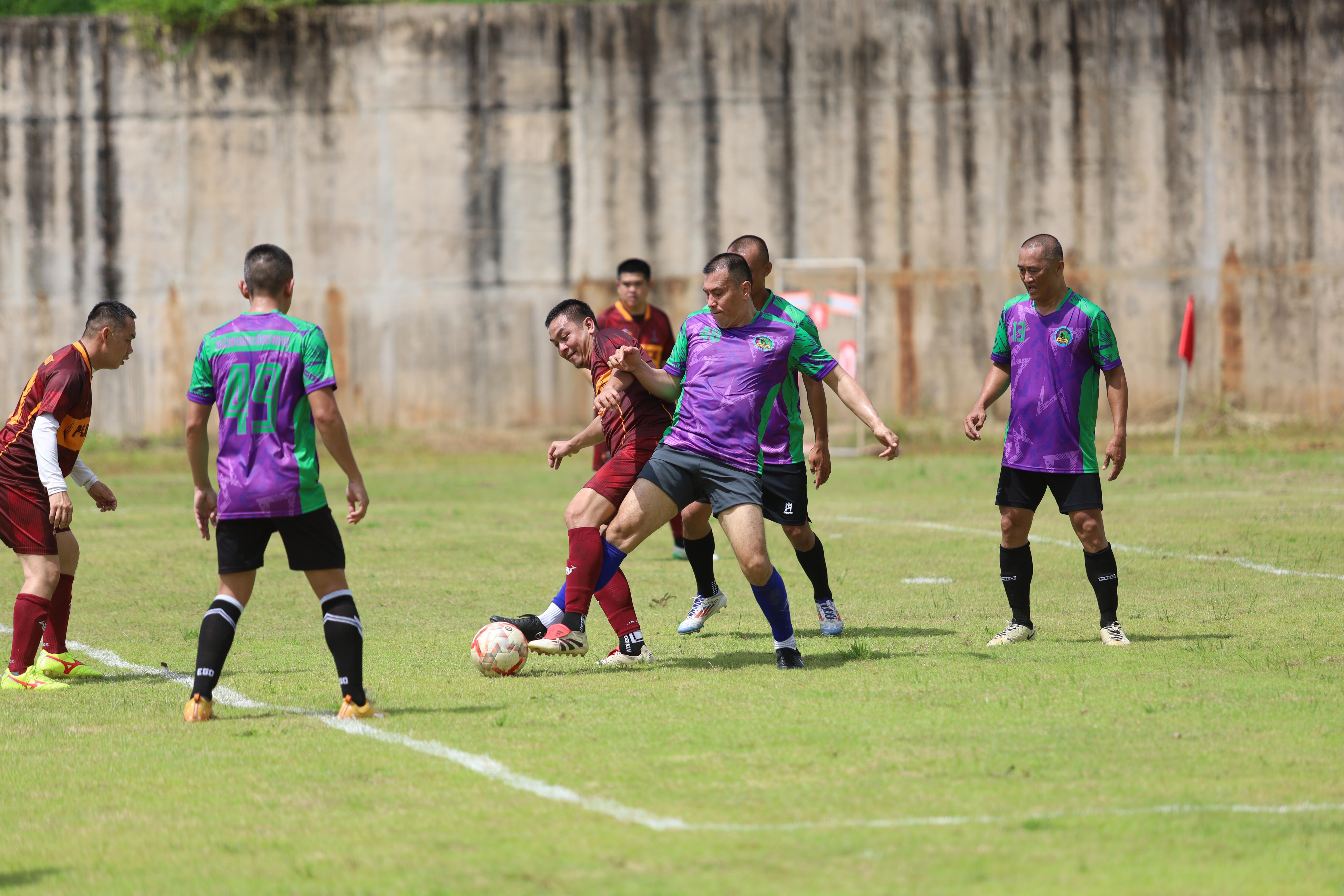 175. การแข่งขันฟุตบอล11คนหน่วยงานคู่ที่1