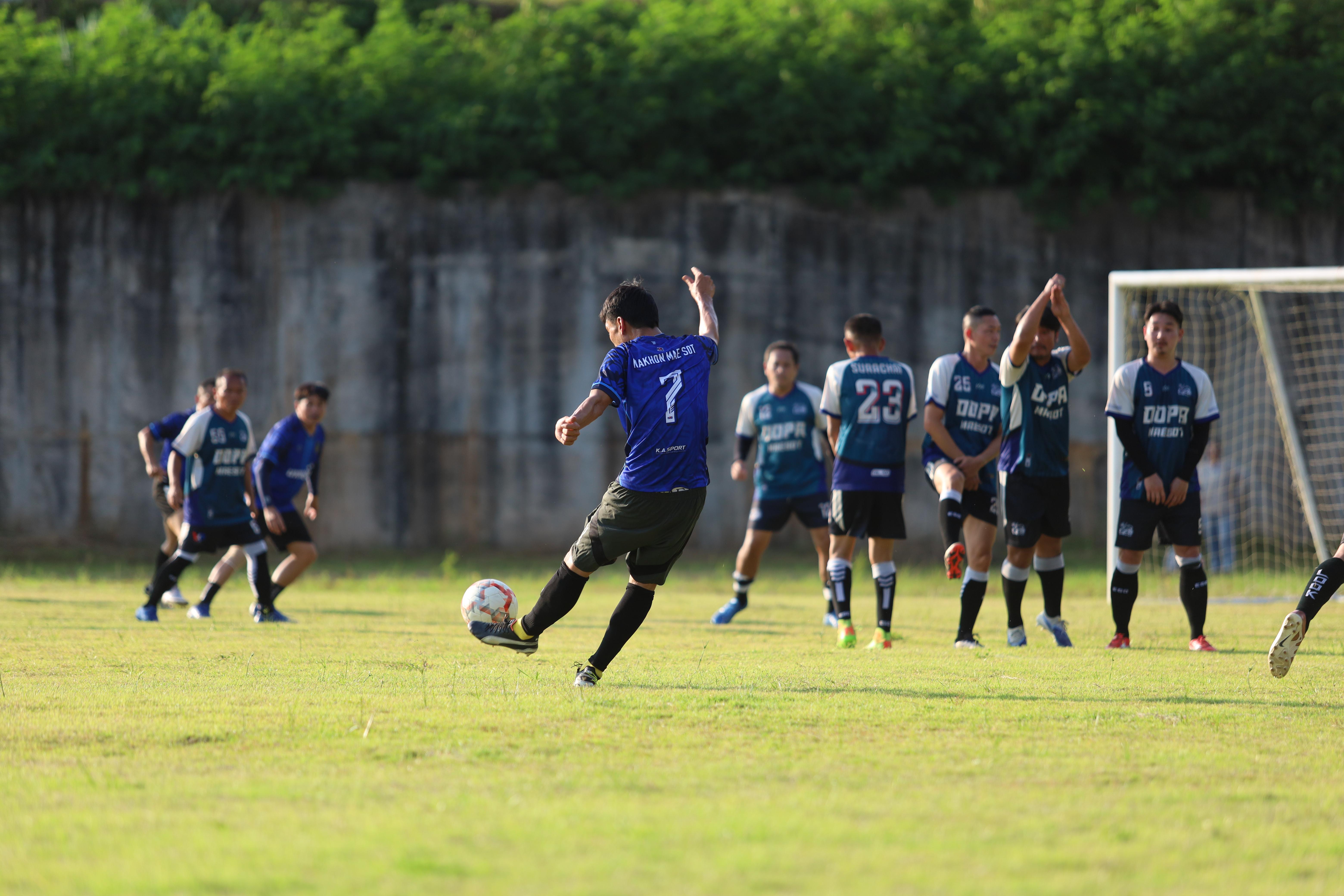 50. ฟุตบอล11คนหน่วยงาน25ปีkprums คู่ที่10 อำเภอแม่สอด 2 : 0เทศบาลนครแม่สอดแม่สอด