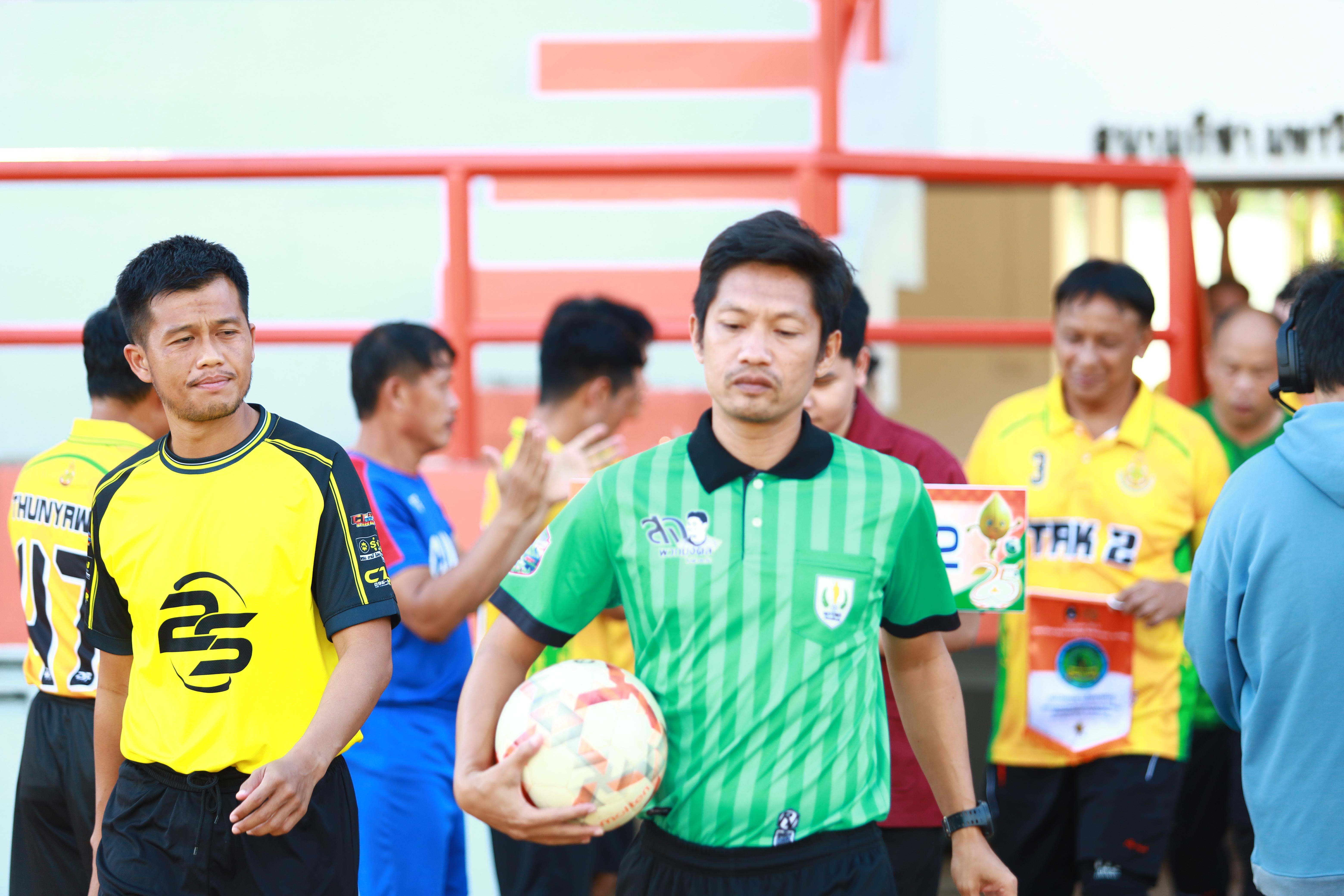 4. ฟุตบอล11คนหน่วยงาน25ปีkprums สภอ.แม่สอด 4 : 3 สำนักงานเขตการศึกษาประถมศึกษา ตาก  เขต 2