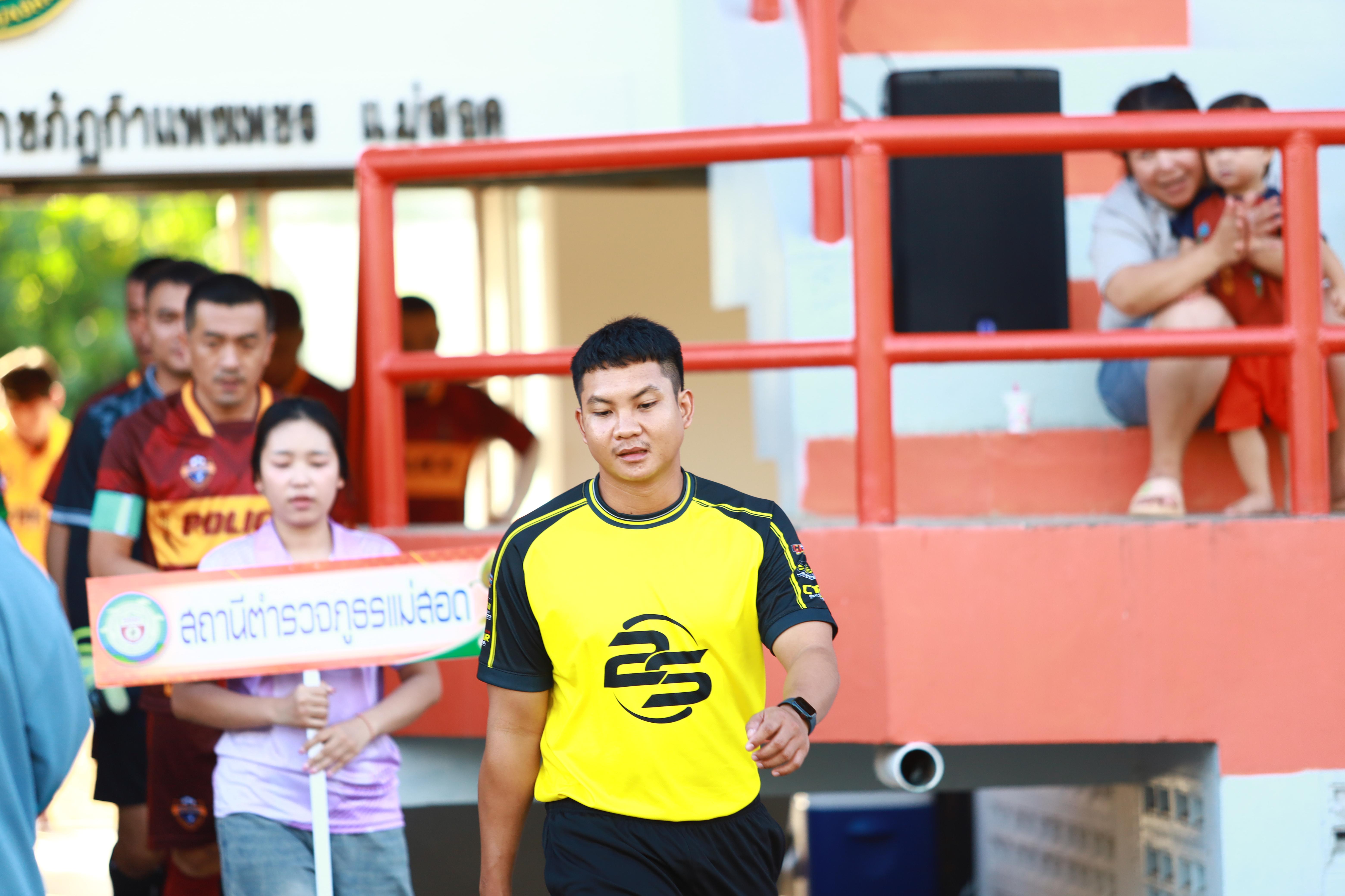 3. ฟุตบอล11คนหน่วยงาน25ปีkprums สภอ.แม่สอด 4 : 3 สำนักงานเขตการศึกษาประถมศึกษา ตาก  เขต 2