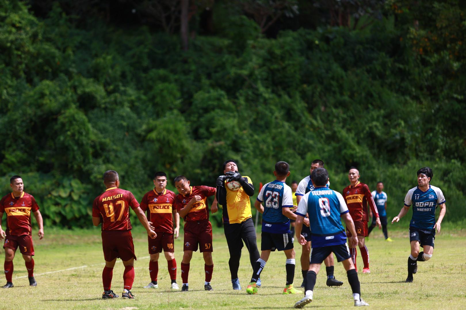 29. ฟุตบอล11คนหน่วยงาน25ปีkprums คู่ที่ 15 สถานีตำรวจภูธรแม่สอด 3 : 1 อำเภอแม่สอด