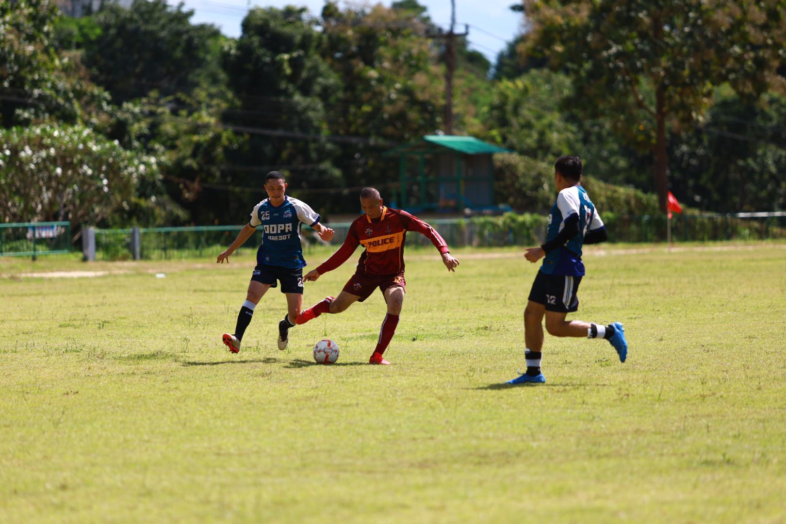 40. ฟุตบอล11คนหน่วยงาน25ปีkprums คู่ที่ 15 สถานีตำรวจภูธรแม่สอด 3 : 1 อำเภอแม่สอด
