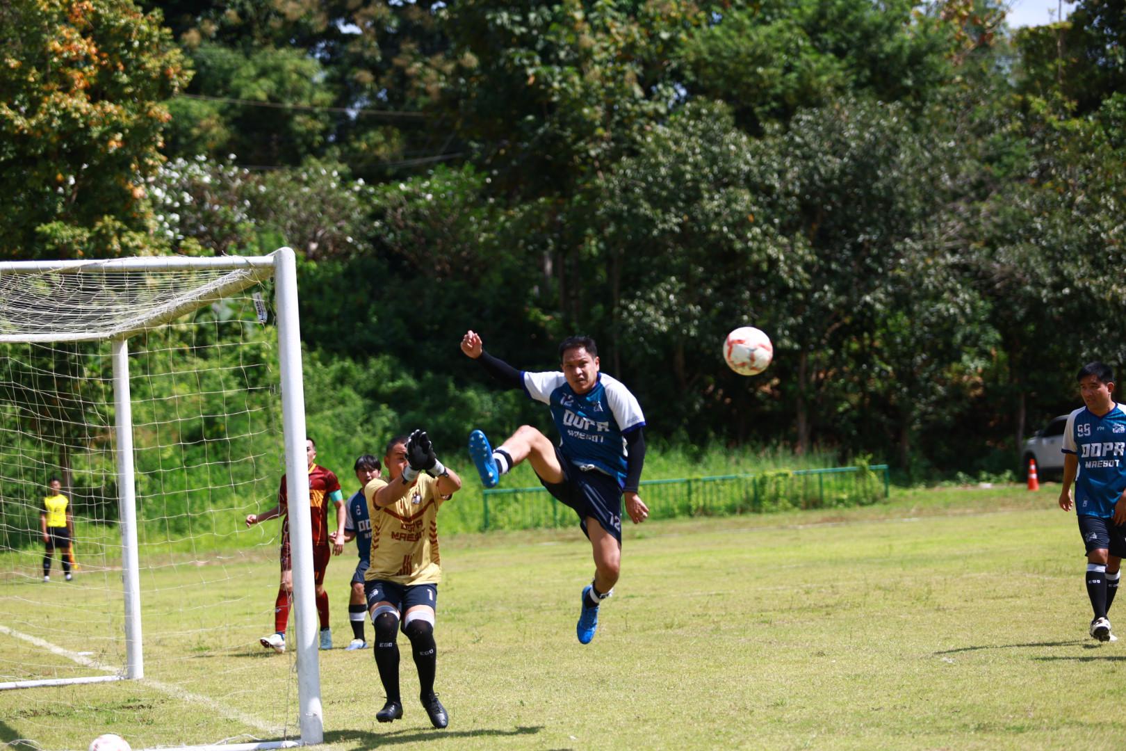 42. ฟุตบอล11คนหน่วยงาน25ปีkprums คู่ที่ 15 สถานีตำรวจภูธรแม่สอด 3 : 1 อำเภอแม่สอด