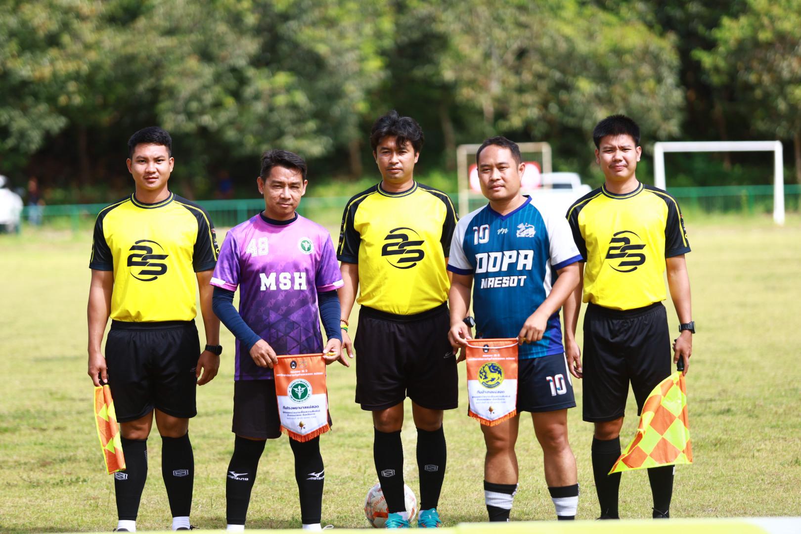 ฟุตบอล11คนหน่วยงาน25ปีkprums คู่ชิงรองอันดับ 3 โรงพยาบาลแม่สอด 2 : 0 อำเภอแม่สอด