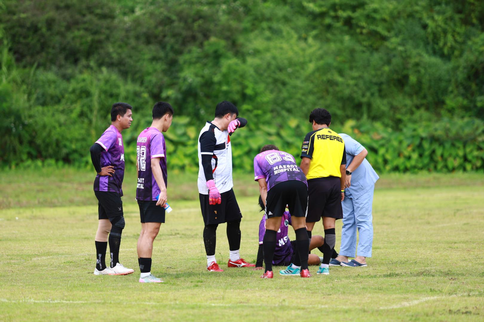 19. ฟุตบอล11คนหน่วยงาน25ปีkprums คู่ชิงรองอันดับ 3 โรงพยาบาลแม่สอด 2 : 0 อำเภอแม่สอด