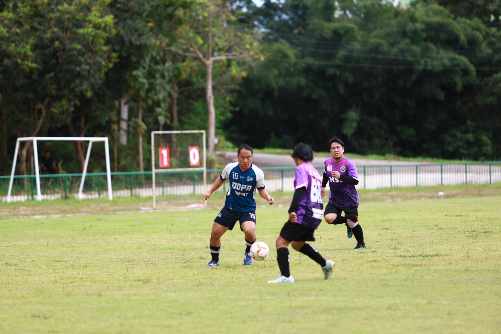 28. ฟุตบอล11คนหน่วยงาน25ปีkprums คู่ชิงรองอันดับ 3 โรงพยาบาลแม่สอด 2 : 0 อำเภอแม่สอด