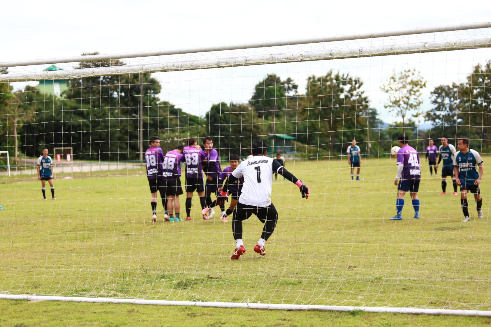 29. ฟุตบอล11คนหน่วยงาน25ปีkprums คู่ชิงรองอันดับ 3 โรงพยาบาลแม่สอด 2 : 0 อำเภอแม่สอด