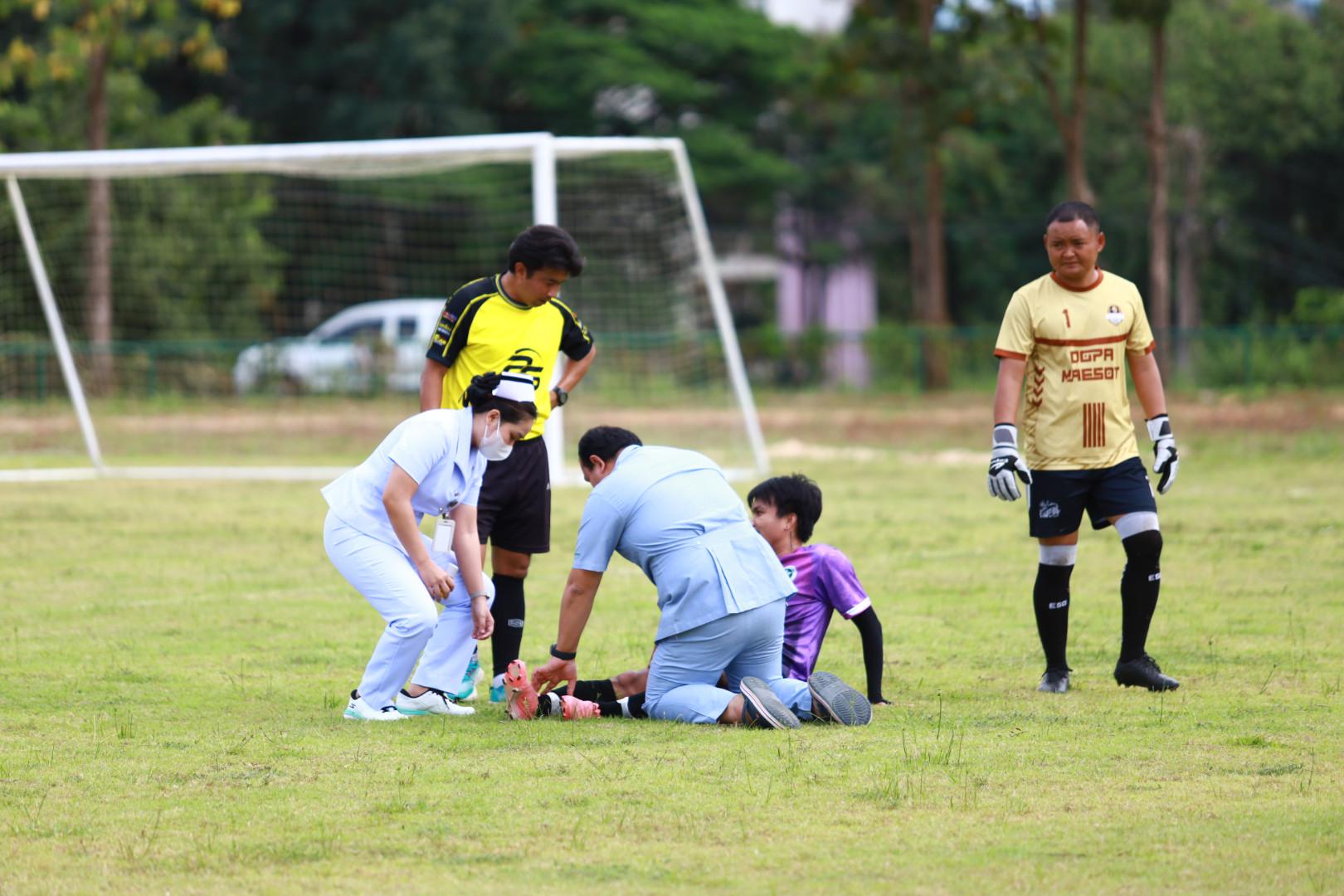 44. ฟุตบอล11คนหน่วยงาน25ปีkprums คู่ชิงรองอันดับ 3 โรงพยาบาลแม่สอด 2 : 0 อำเภอแม่สอด