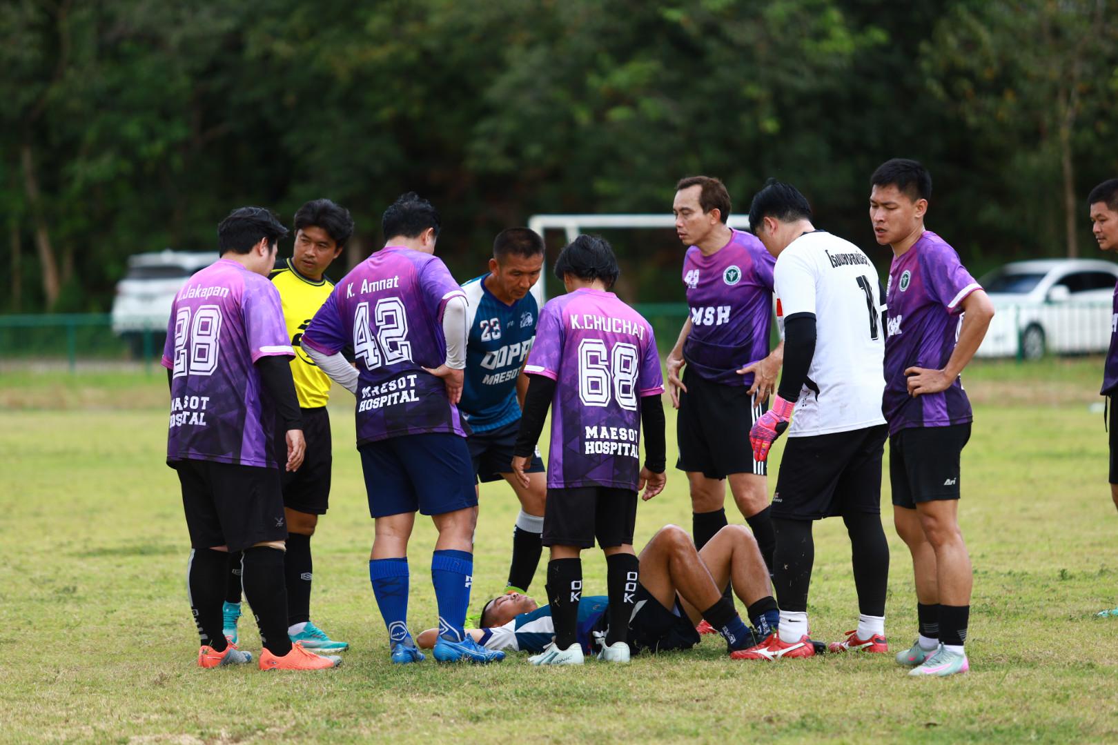 61. ฟุตบอล11คนหน่วยงาน25ปีkprums คู่ชิงรองอันดับ 3 โรงพยาบาลแม่สอด 2 : 0 อำเภอแม่สอด