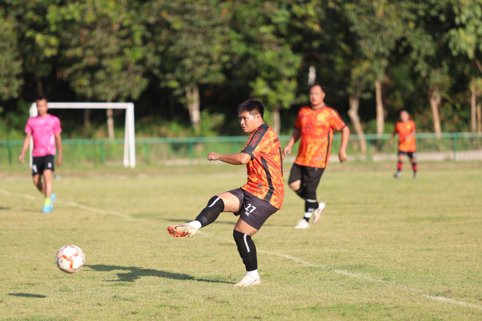 21. ฟุตบอล11คนหน่วยงาน25ปีkprums แขวงทางหลวงตากที่2 แม่สอด 6 : 2 ยุติธรรมแม่สอด + ม.ราชภัฏกำแพงเพชรแม่สอด