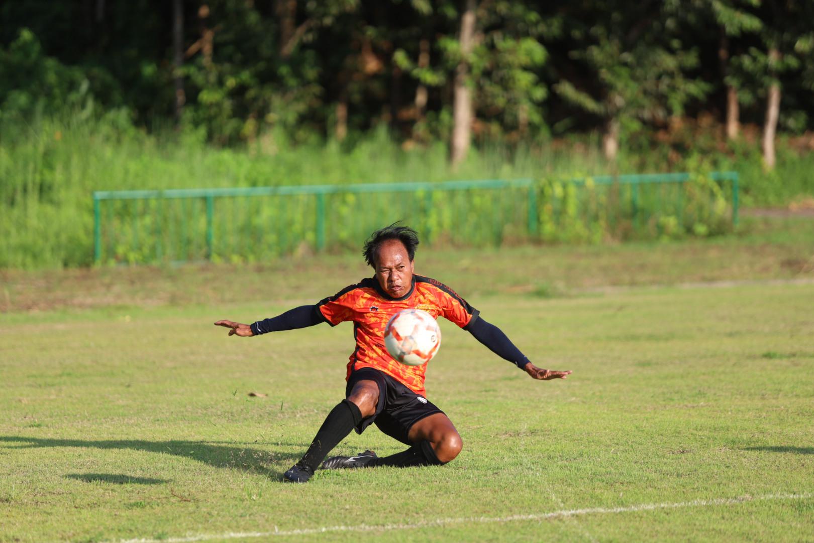 28. ฟุตบอล11คนหน่วยงาน25ปีkprums แขวงทางหลวงตากที่2 แม่สอด 6 : 2 ยุติธรรมแม่สอด + ม.ราชภัฏกำแพงเพชรแม่สอด