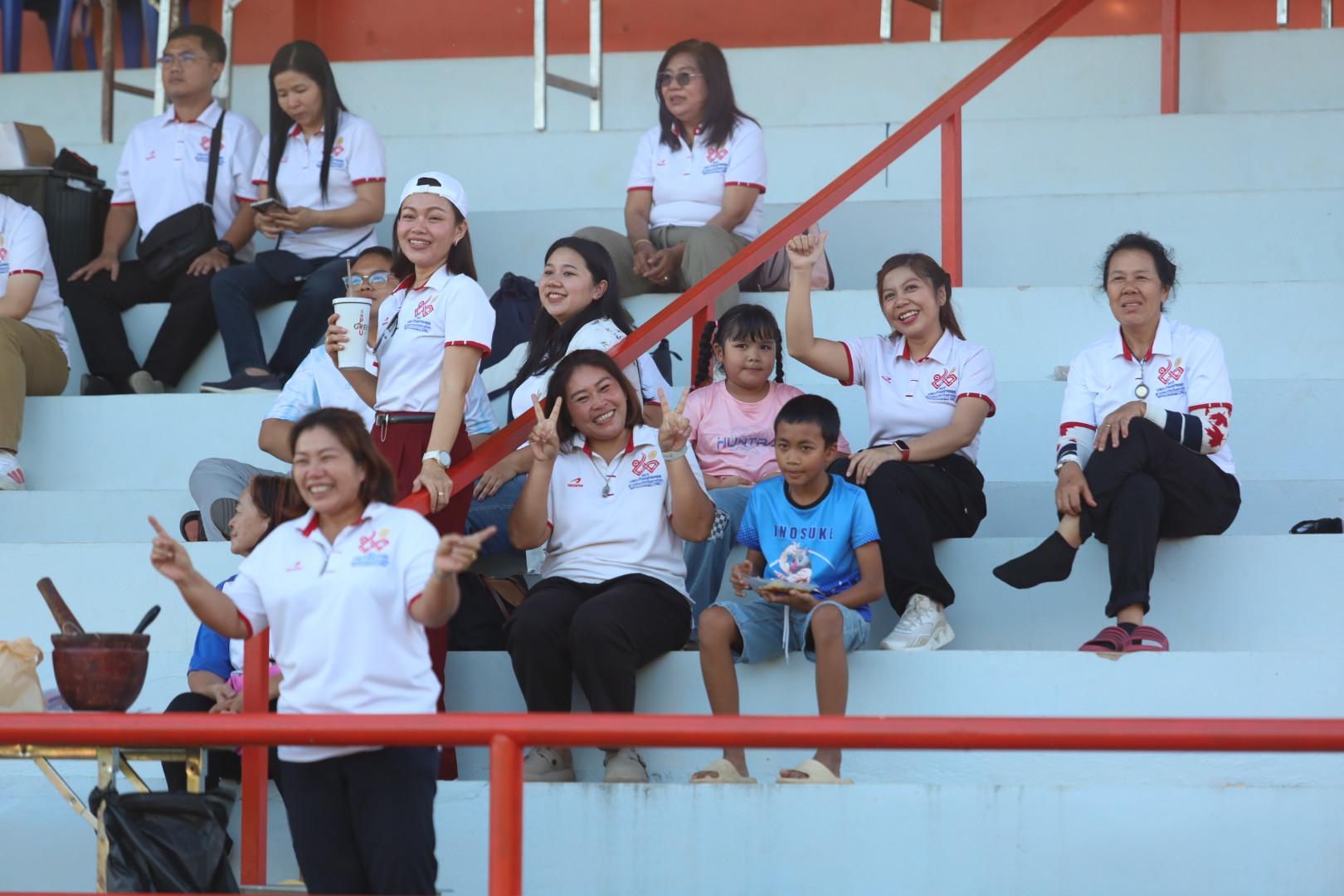 40. ฟุตบอล11คนหน่วยงาน25ปีkprums แขวงทางหลวงตากที่2 แม่สอด 6 : 2 ยุติธรรมแม่สอด + ม.ราชภัฏกำแพงเพชรแม่สอด