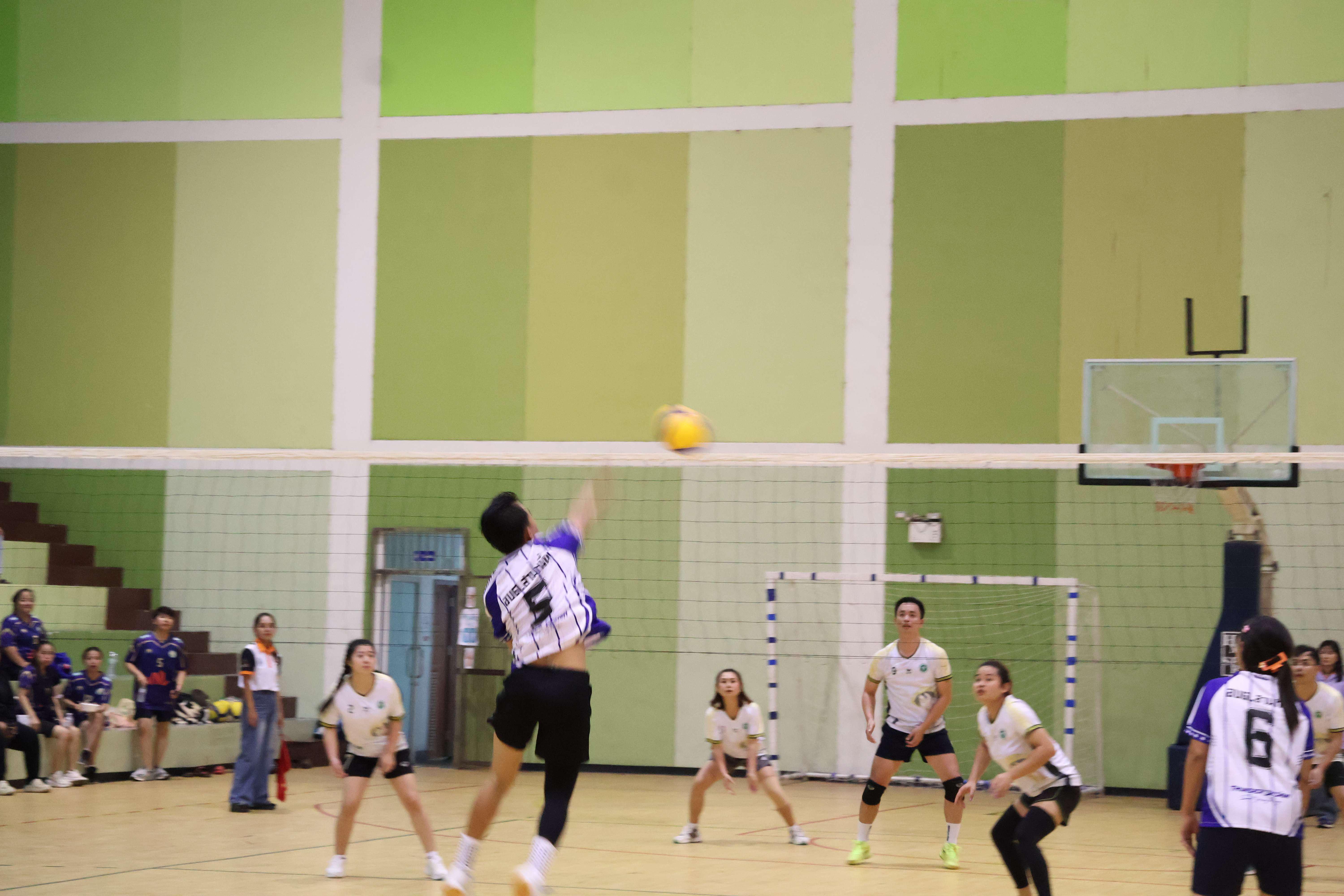 242. การแข่งขันกีฬาวอลเลย์บอลเชื่อมความสัมพันธ์ระหว่างหน่วยงาน คู่ที่ 1 - 8