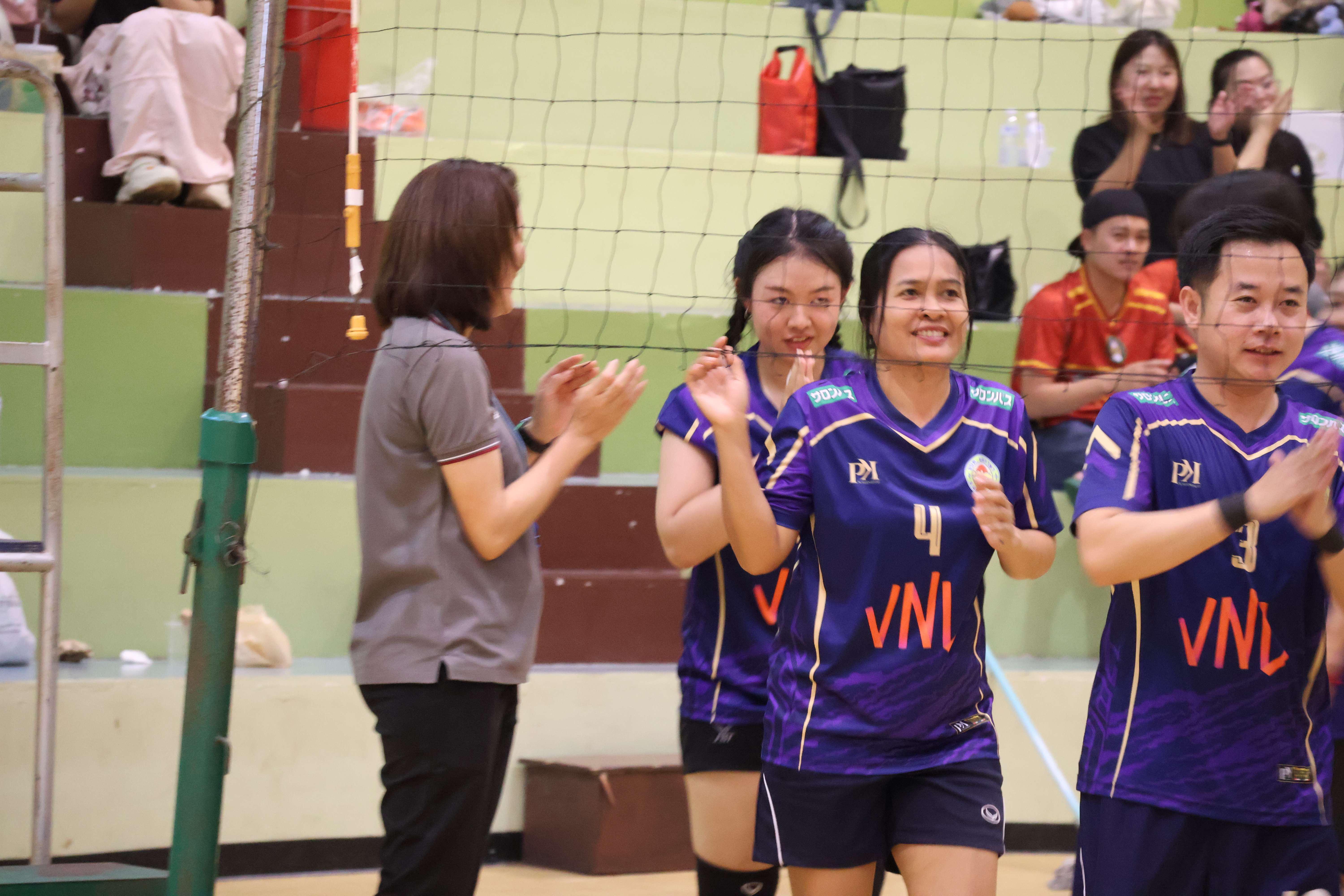 284. การแข่งขันกีฬาวอลเลย์บอลเชื่อมความสัมพันธ์ระหว่างหน่วยงาน คู่ที่ 1 - 8