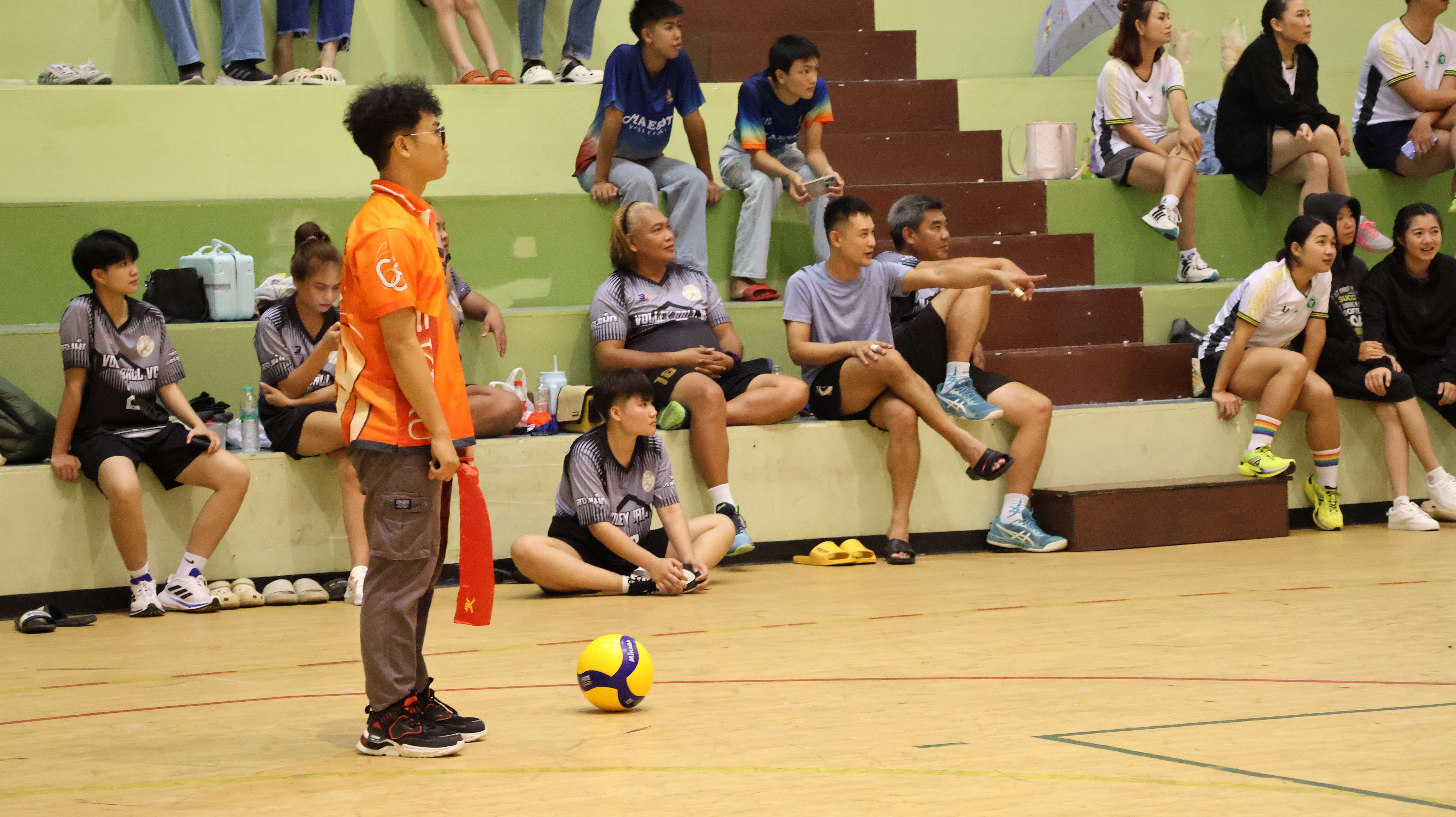 382. การแข่งขันกีฬาวอลเลย์บอลเชื่อมความสัมพันธ์ระหว่างหน่วยงาน คู่ที่ 1 - 8