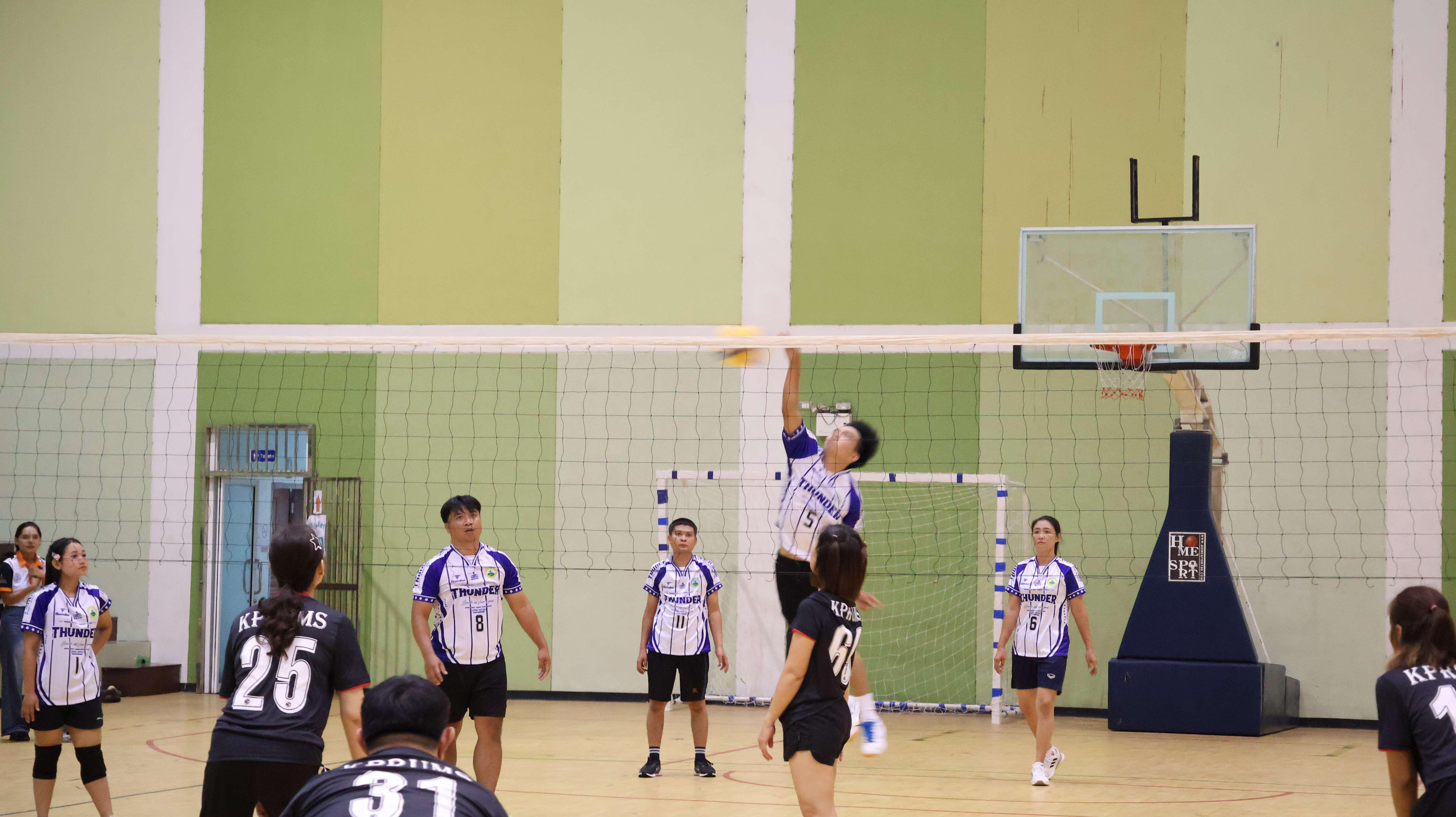 387. การแข่งขันกีฬาวอลเลย์บอลเชื่อมความสัมพันธ์ระหว่างหน่วยงาน คู่ที่ 1 - 8