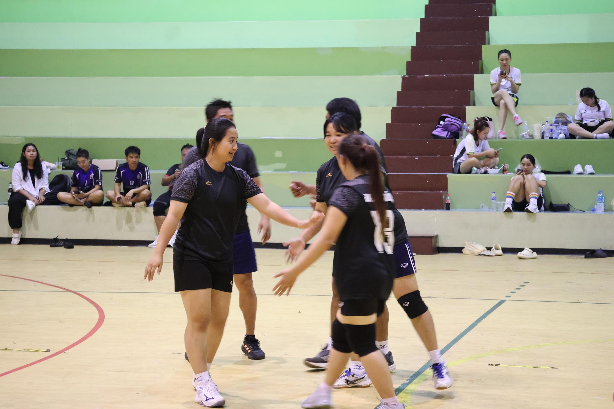 204. การแข่งขันกีฬาวอลเลย์บอลเชื่อมความสัมพันธ์ระหว่างหน่วยงาน คู่ที่ 9 - 15