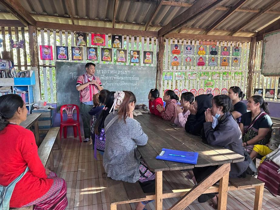 ศูนย์การเรียนรู้ตามแนวปรัชญาเศรษฐกิจพอเพียงและเกษตรทฤษฏีใหม่ จัดอบรมเชิงปฏิบัติการเพื่อพัฒนาการย้อมผ้าทอกระเหรี่ยงจากเปลือกกาแฟ