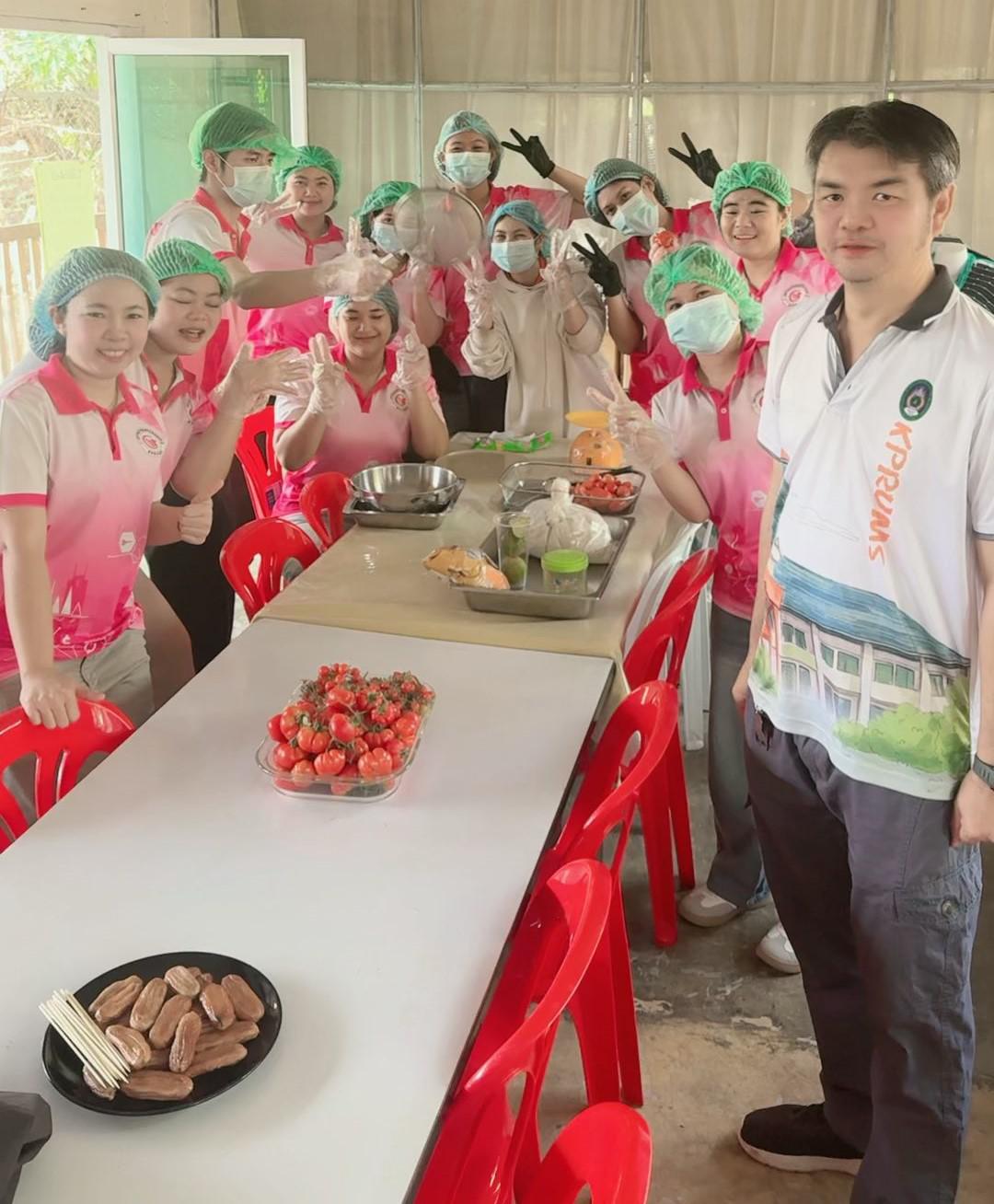 นักศึกษาสาขาวิชาเศรษฐศาสตร์ธุรกิจและนวัตกรรมการเป็นผู้ประกอบการ ไอเดียเจ๋ง ถอดสูตรสร้างผลิตภัณฑ์ “มะเขือเทศโรล” เพื่อแก้ไขปัญหาราคาผลผลิตตกต่ำ