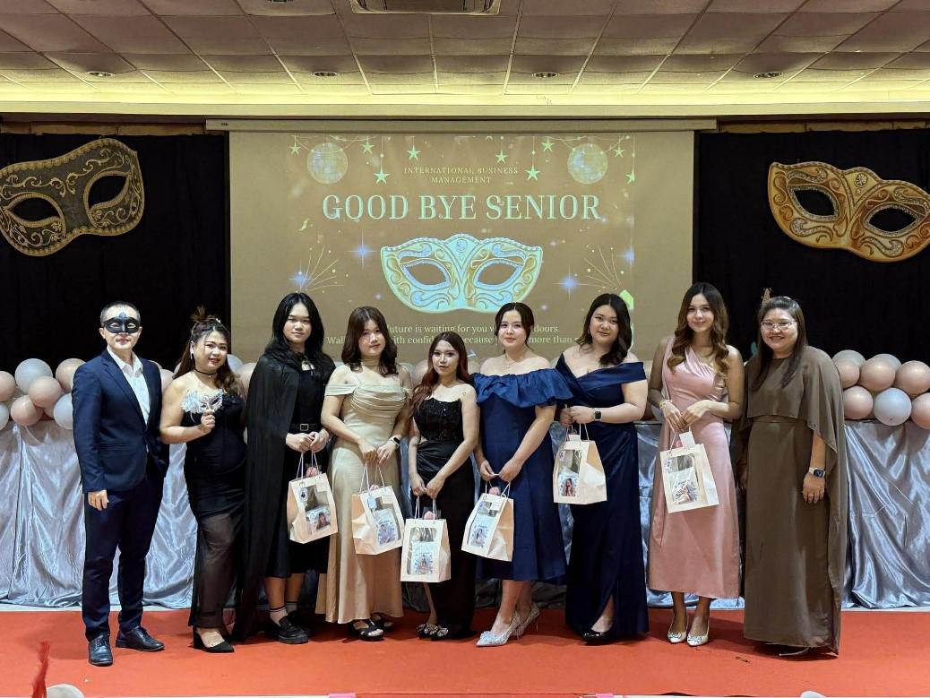 กิจกรรมแสดงความยินดีกับรุ่นพี่ปี 4 " งานเลี้ยงบายเนียร์ "