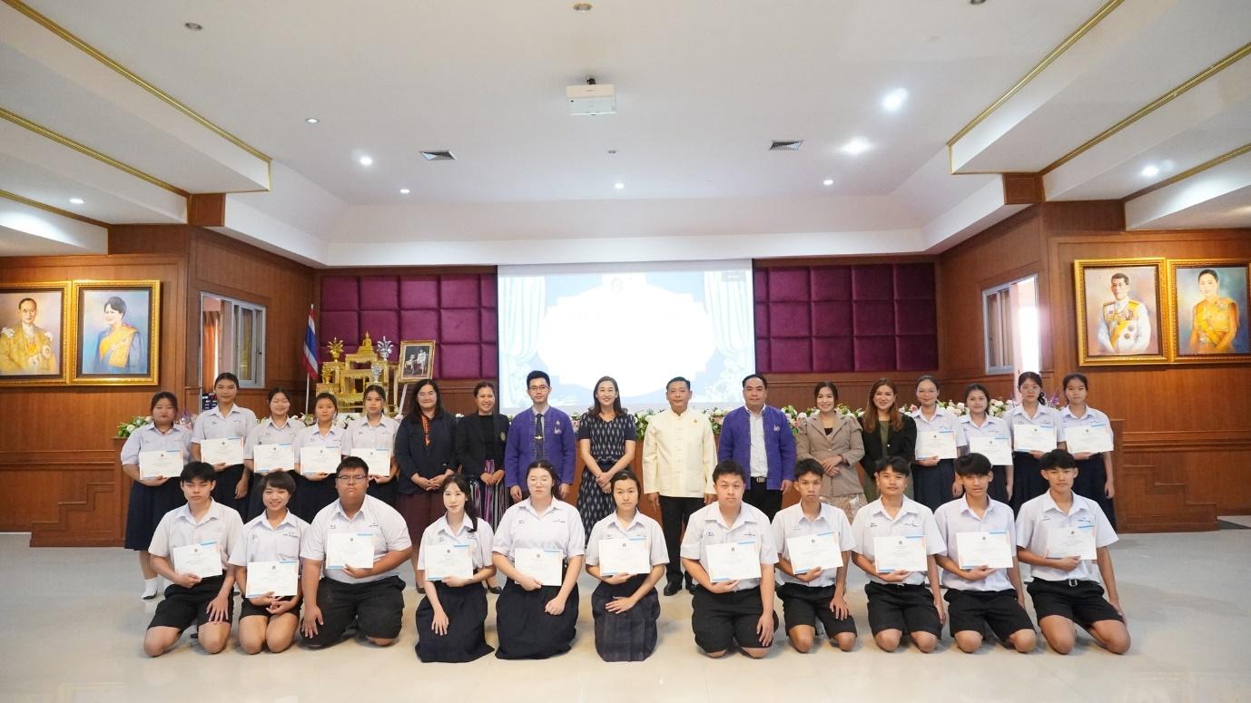 พิธีมอบเกียรติบัตรให้กับนักเรียนที่สำเร็จหลักสูตรการเรียนการสอนในรูปแบบธนาคารสะสมหน่วยกิต