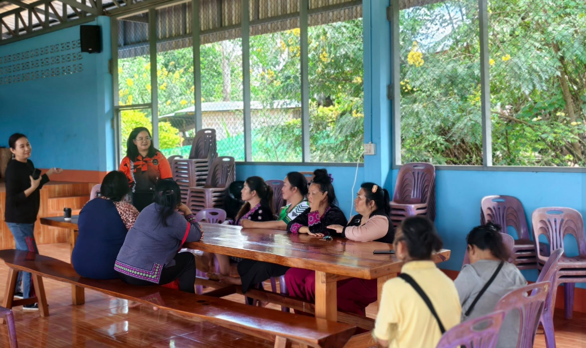 กิจกรรมอบรมเชิงปฏิบัติการการพัฒนาผลิตภัณฑ์โดยนำลายอัตลักษณ์ของกลุ่มมาพัฒนาในรูปแบบของที่ระลึก ของขวัญ ของฝาก และออกแบบบรรจุภัณฑ์ผลิตภัณฑ์ใหม่และการถ่ายภาพสินค้า